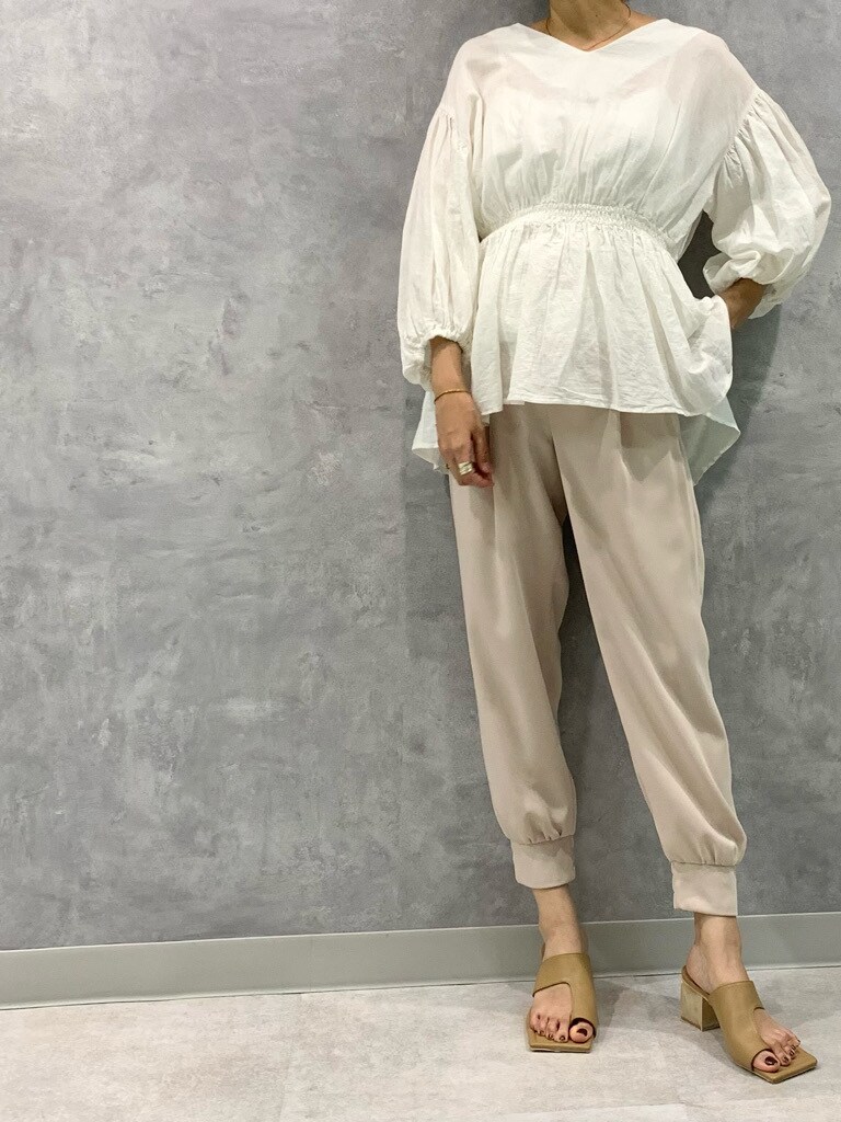 ブラウン系のその他パンツ、ベージュ系のサンダルを着用したレディースの春コーディネートの3枚目の写真