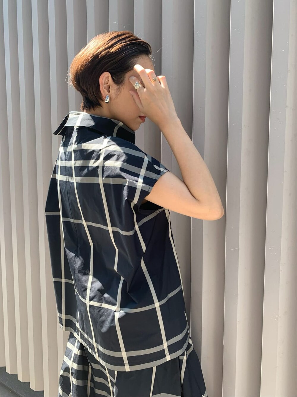 その他のスカートを着用したレディースの夏コーディネートの5枚目の写真