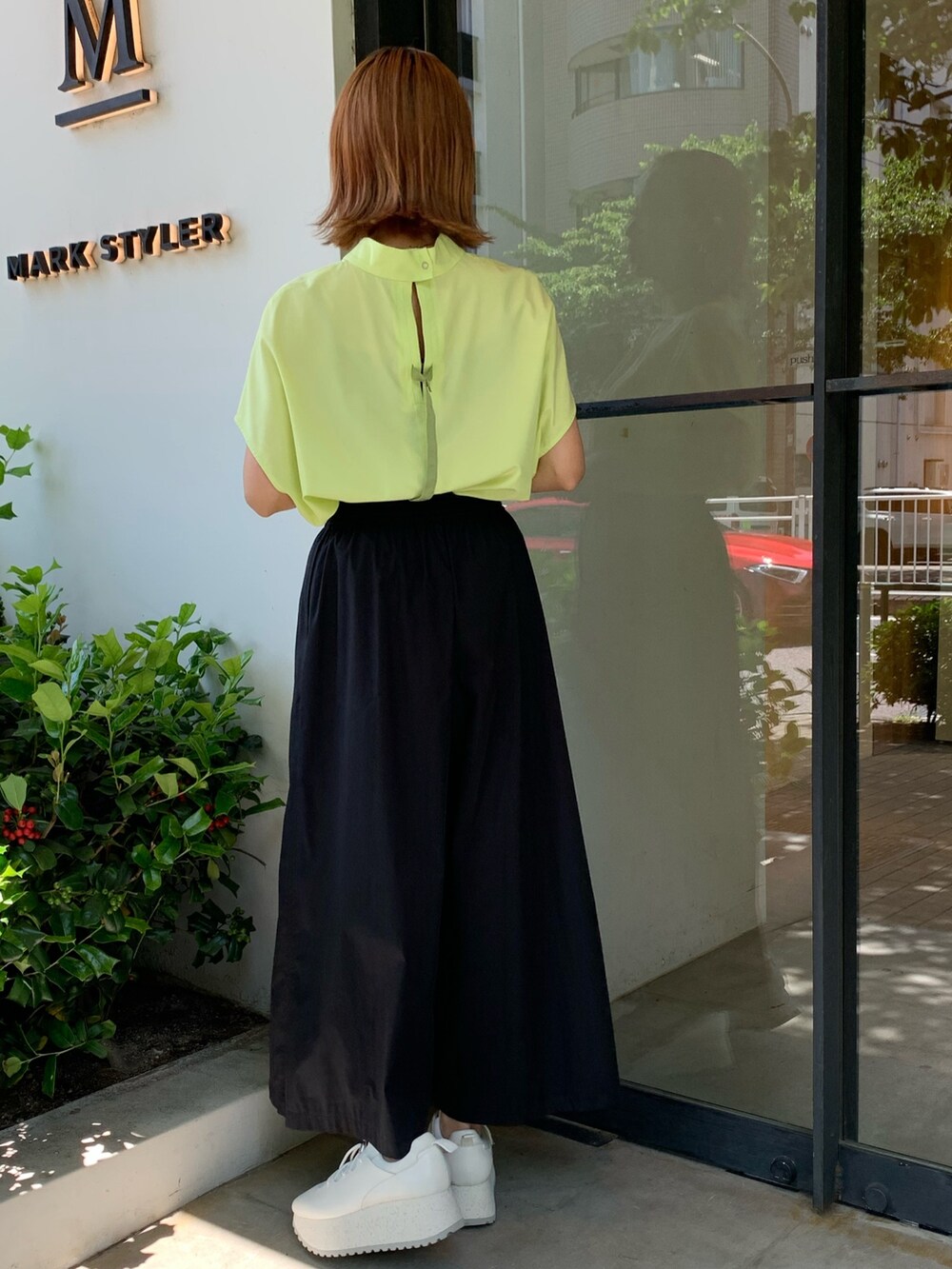 ブラック系のその他パンツ、ホワイト系のスニーカー、イエロー系のシャツ/ブラウスを着用したレディースの春コーディネートの6枚目の写真