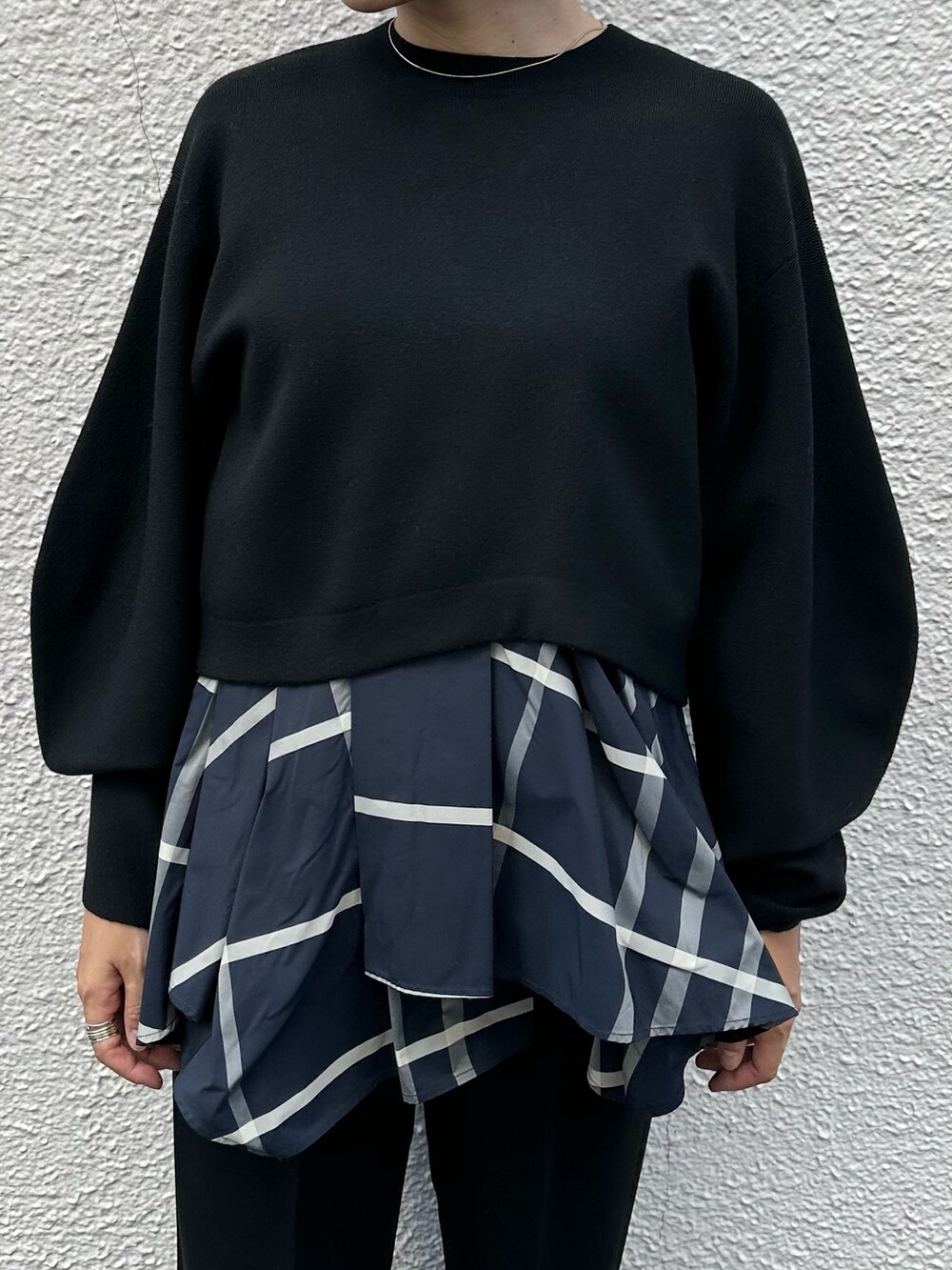 その他のニット/セーター、ブラック系のパンプス、ブラック系のその他パンツを着用したレディースの夏コーディネートの4枚目の写真