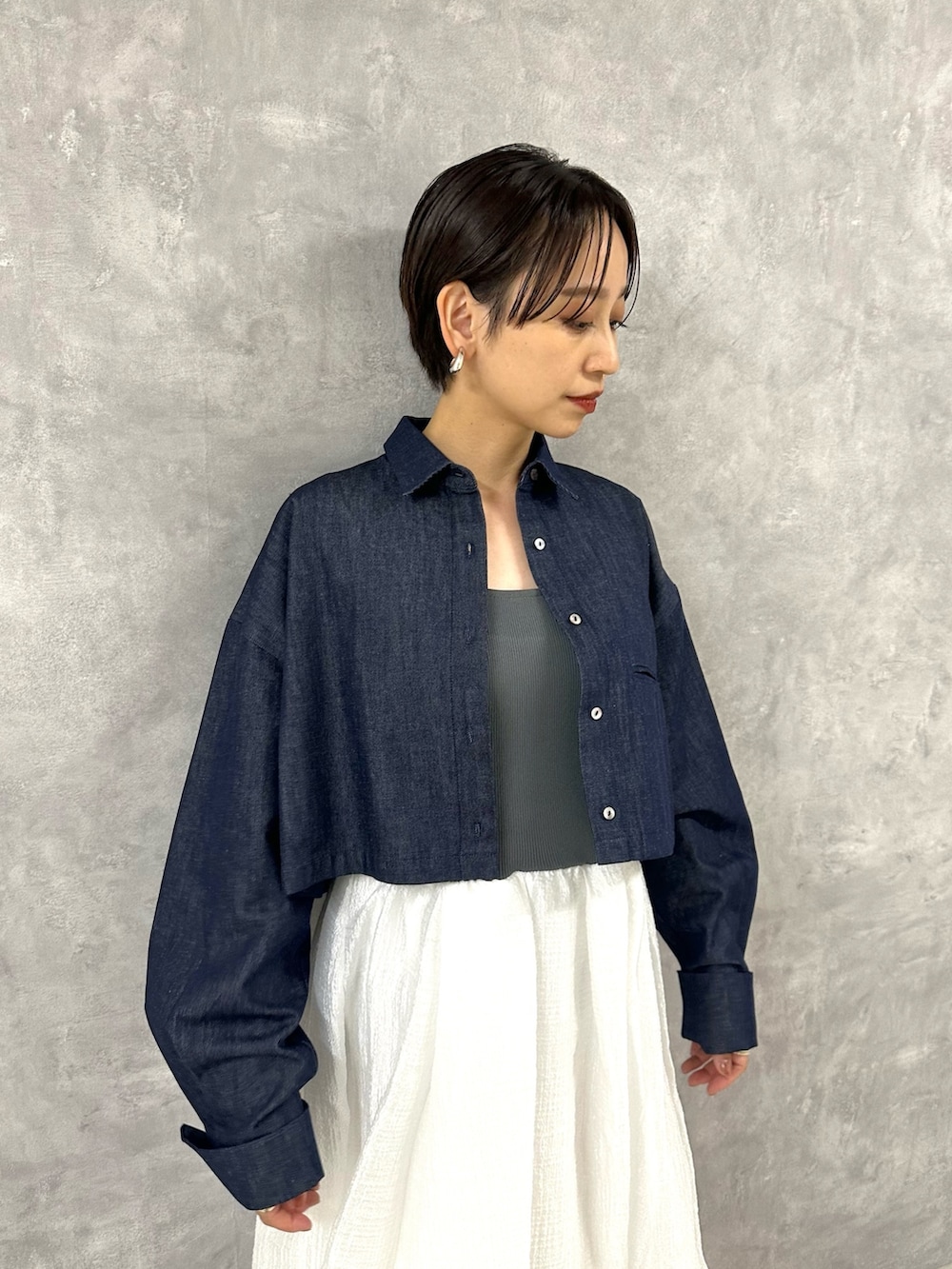 ブルー系のシャツ/ブラウス、グレー系のワンピースを着用したレディースの夏コーディネートの5枚目の写真