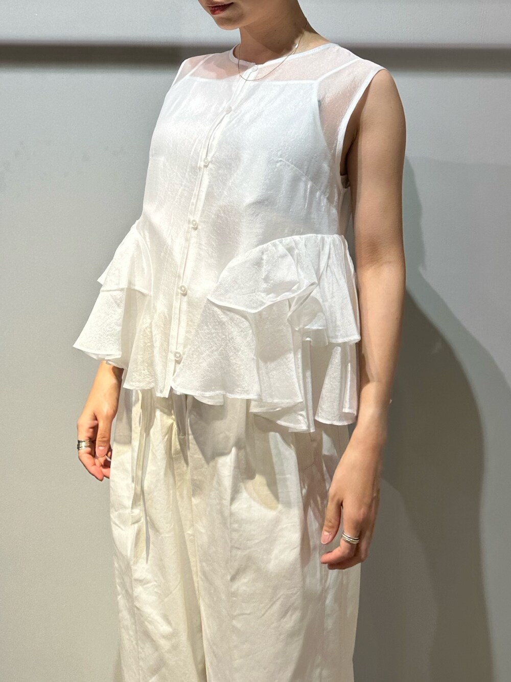 ホワイト系のサンダル、ホワイト系のその他パンツ、ホワイト系のシャツ/ブラウスを着用したレディースの春コーディネートの5枚目の写真