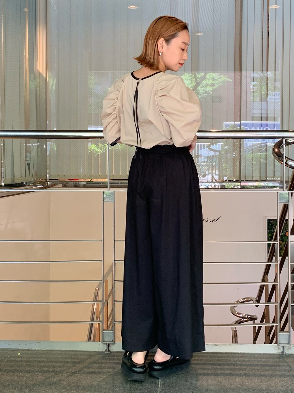 ブラック系のサンダル、ベージュ系のシャツ/ブラウス、ブラック系のその他パンツを着用したレディースの春コーディネートの4枚目の写真