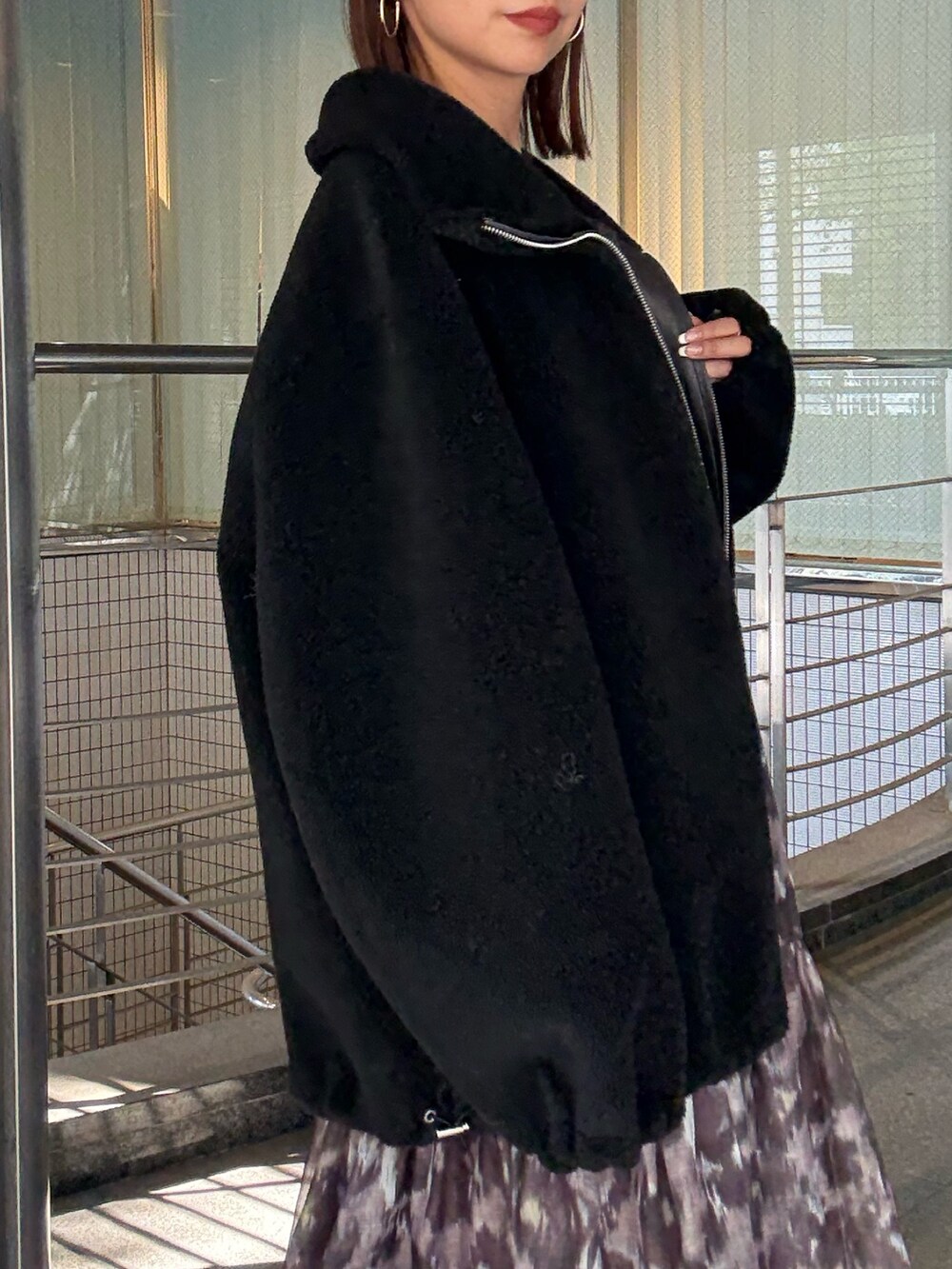 ブラウン系のワンピース、ブラック系のその他アウターを着用したレディースの秋コーディネートの5枚目の写真