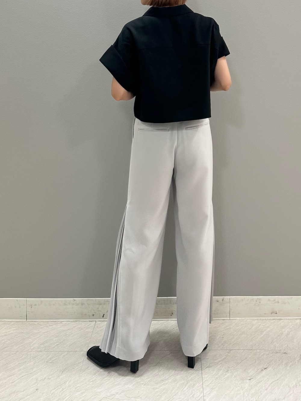 ブラック系のテーラードジャケット、グレー系のその他パンツ、ブラック系のパンプスを着用したレディースの夏コーディネートの7枚目の写真