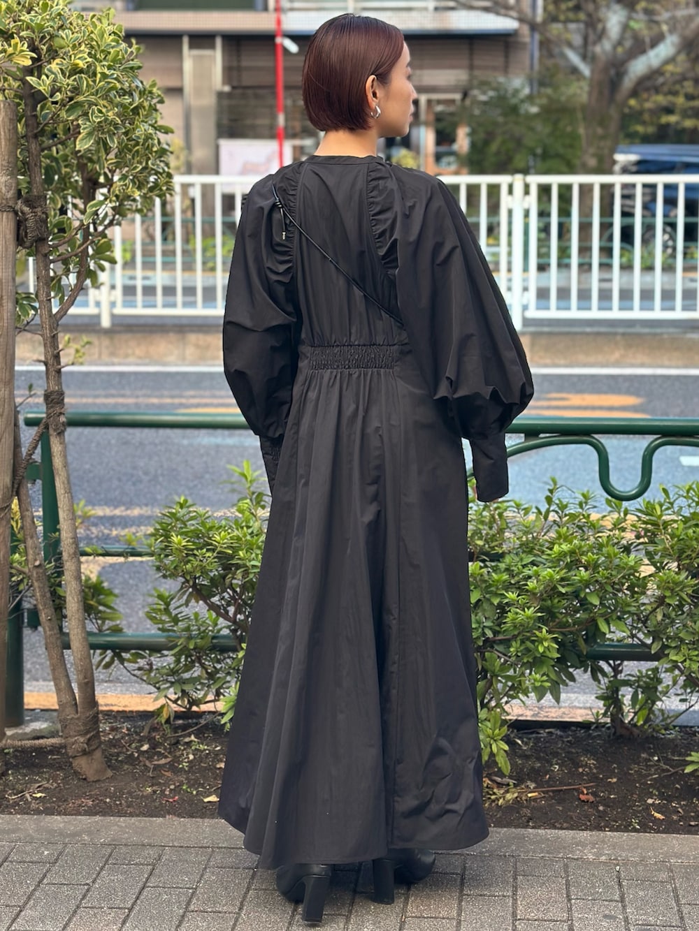 「ELENDEEK、エレンディーク、ワンピース、ワントーンコーデ、ワンピーススタイル、ロングワンピース、ロングワンピ、ブラック、ブラックコーデ、お出かけコーデ、モードカジュアル、きれいめカジュアル、キレイめ、ボリューム袖、ショルダーバッグ」｜「ELENDEEKのマルチショルダーバッグ（ショルダーバッグ、ブラック系）」を使った、azusaさん（レディース・153cm）の冬コーディネートの5枚目の写真