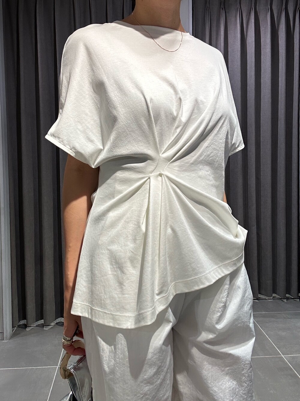 ホワイト系のTシャツ/カットソー、ホワイト系のその他パンツ、ホワイト系のサンダルを着用したレディースの夏コーディネートの5枚目の写真