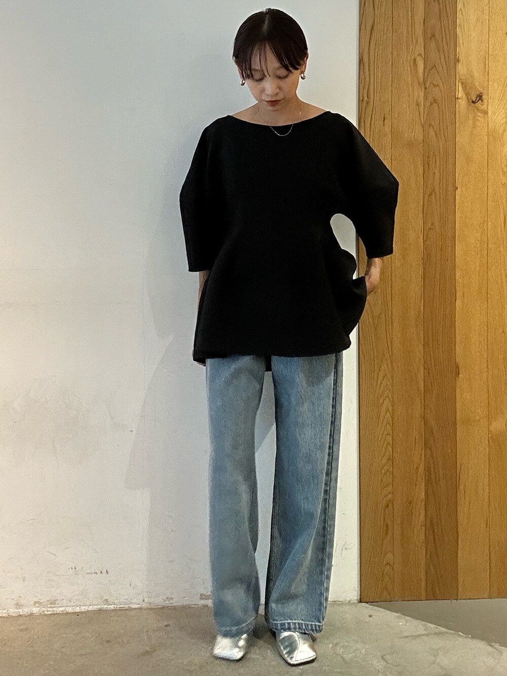 ブラック系のシャツ/ブラウス、ブルー系のデニムパンツ、シルバー系のパンプスを着用したレディースの夏コーディネートの4枚目の写真