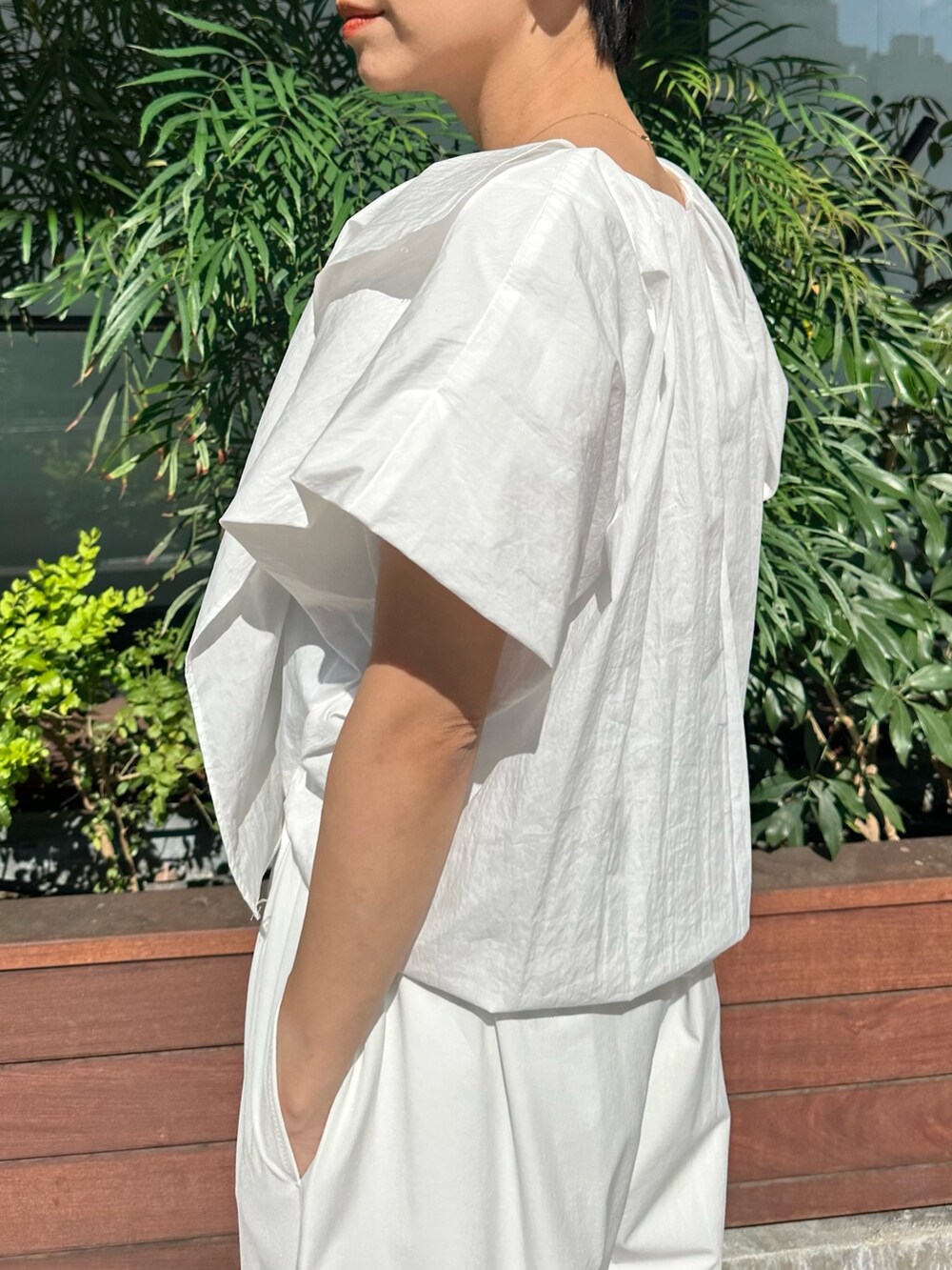 ホワイト系のシャツ/ブラウス、ホワイト系のその他パンツ、ホワイト系のハンドバッグを着用したレディースの春コーディネートの5枚目の写真