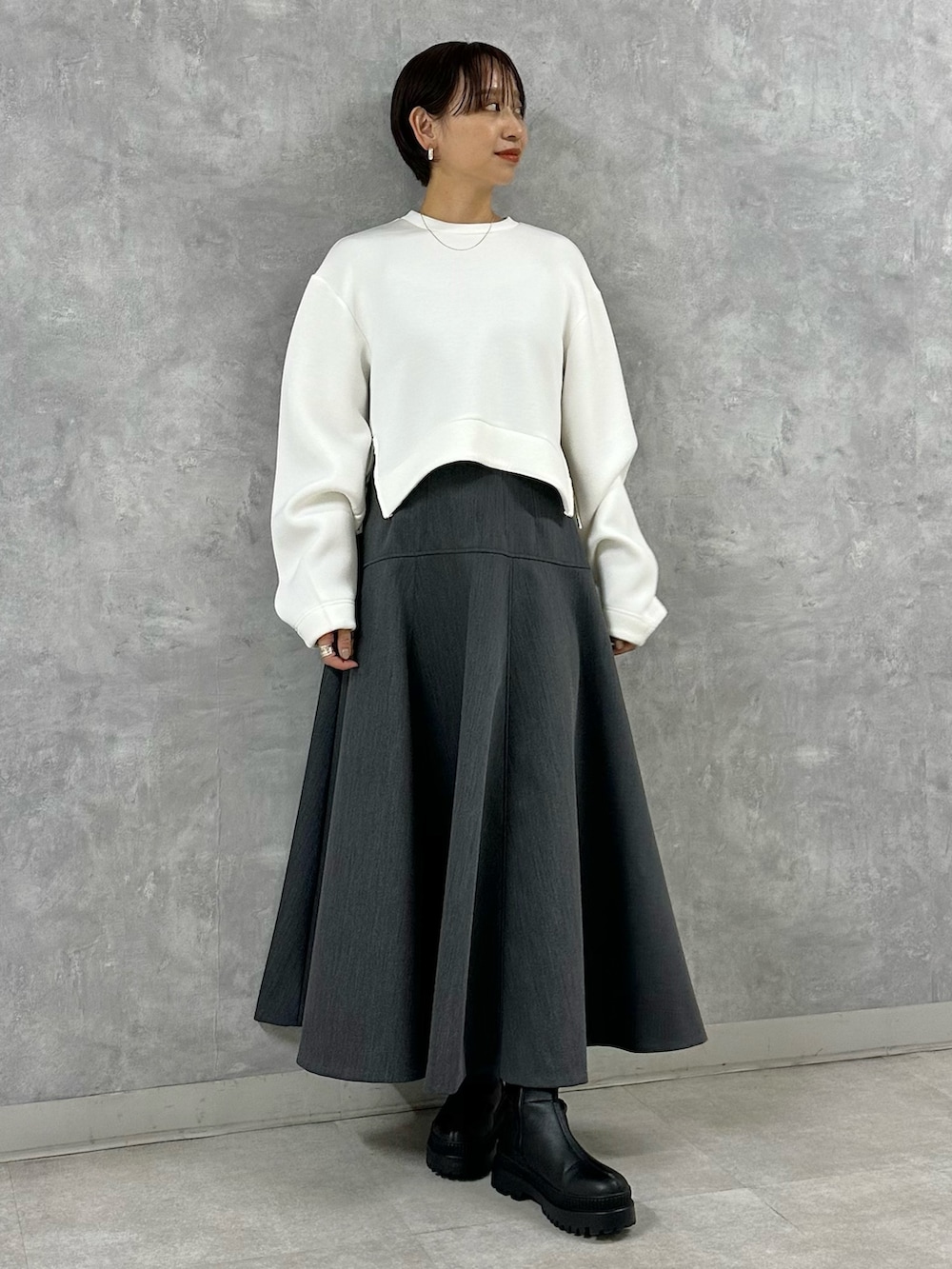 ホワイト系のTシャツ/カットソー、グレー系のスカートを着用したレディースの秋コーディネートの3枚目の写真