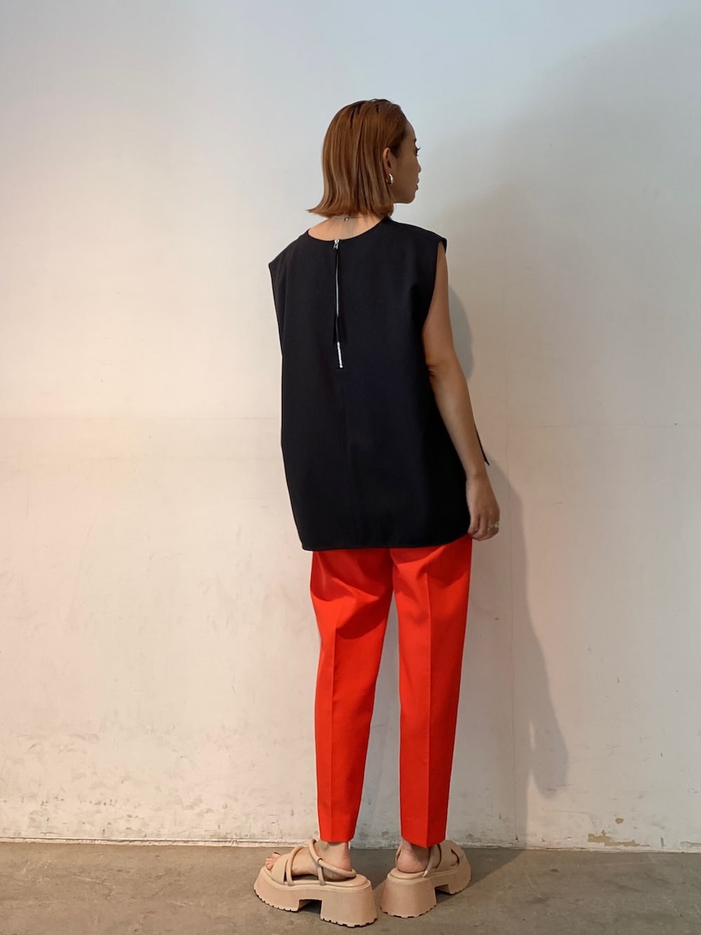 「ELENDEEK、エレンディーク、テーパードパンツ、テーパード、赤、赤パンツ、赤×黒、ハンサムコーデ、きれいめカジュアル、ノースリーブ、黒ブラウス、アシンメトリーサンダル、サンダル、ベージュサンダル、ママコーデ」｜「ELENDEEKのLIGHT EASY TAPERED PT（その他パンツ、レッド系）」を使った、azusaさん（レディース・153cm）の春コーディネートの4枚目の写真