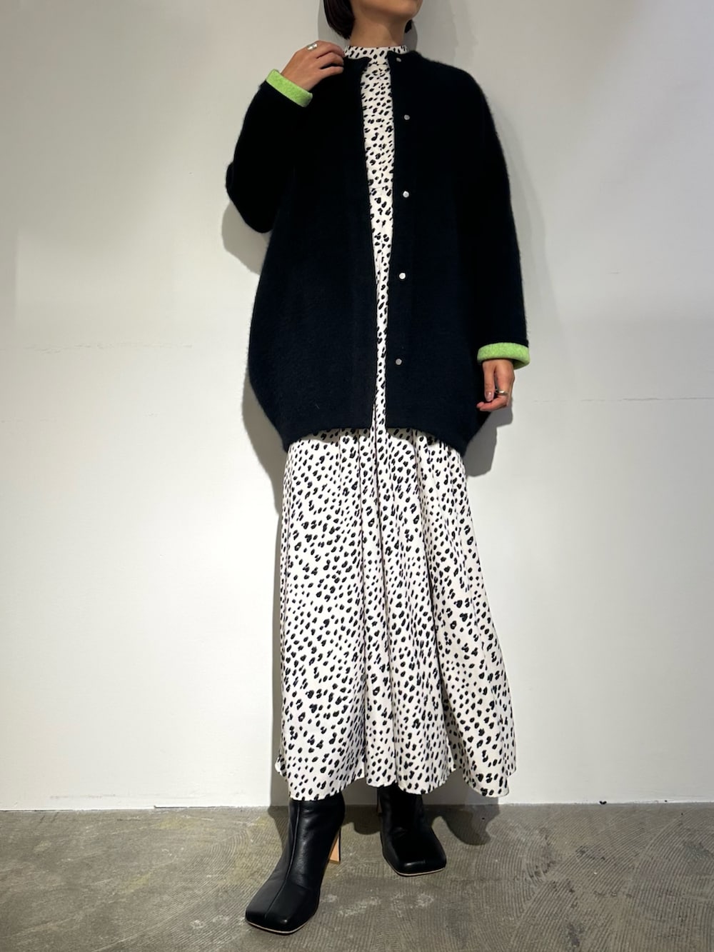 ブラック系のノーカラージャケット、その他のワンピース、ブラック系のブーツを着用したレディースの秋コーディネートの2枚目の写真