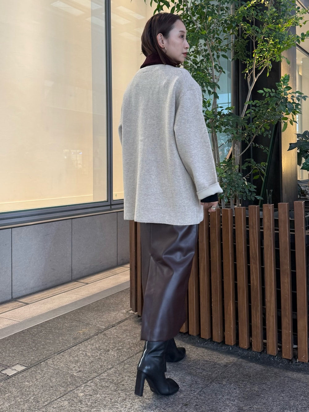 ブラウン系のスカート、ベージュ系のブルゾンを着用したレディースの秋コーディネートの2枚目の写真