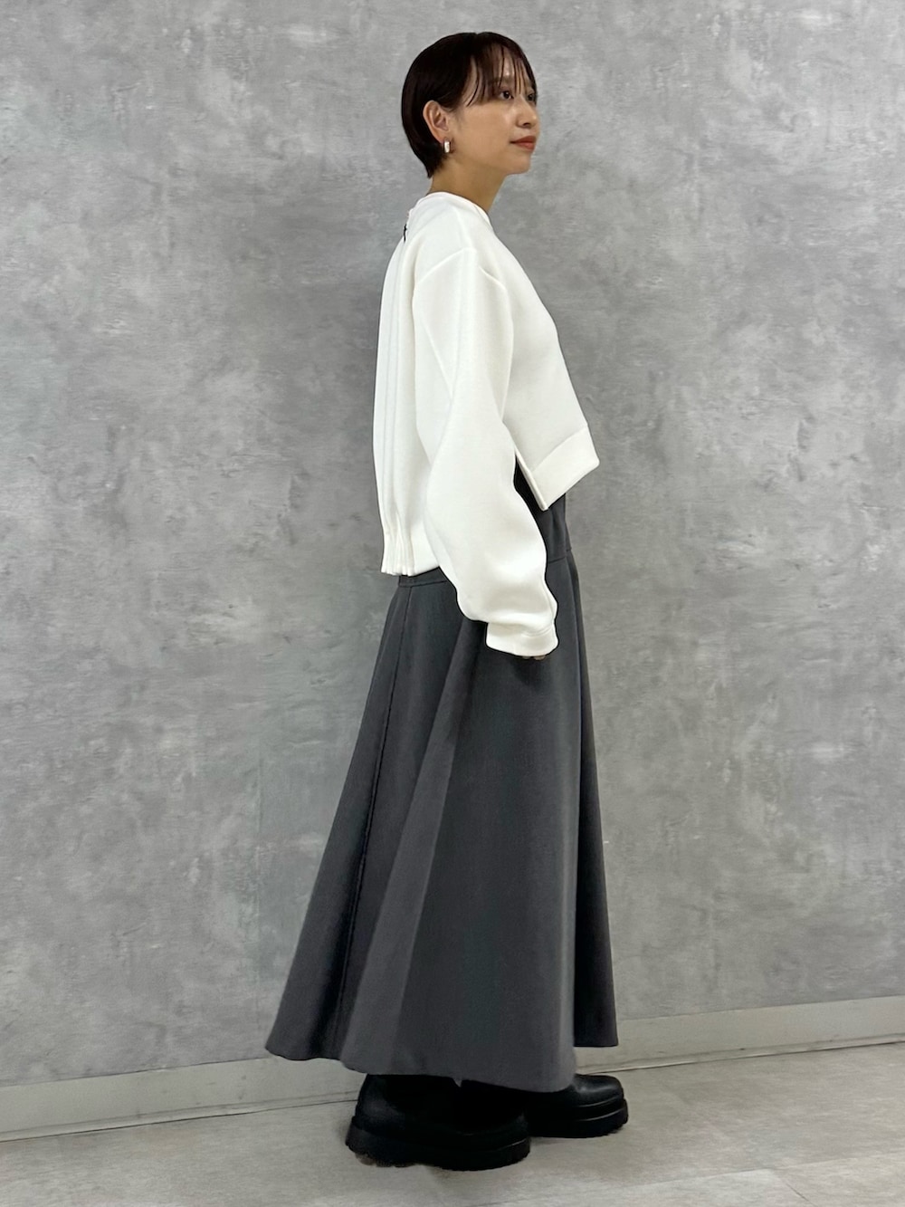 ホワイト系のTシャツ/カットソー、グレー系のスカートを着用したレディースの秋コーディネートの4枚目の写真