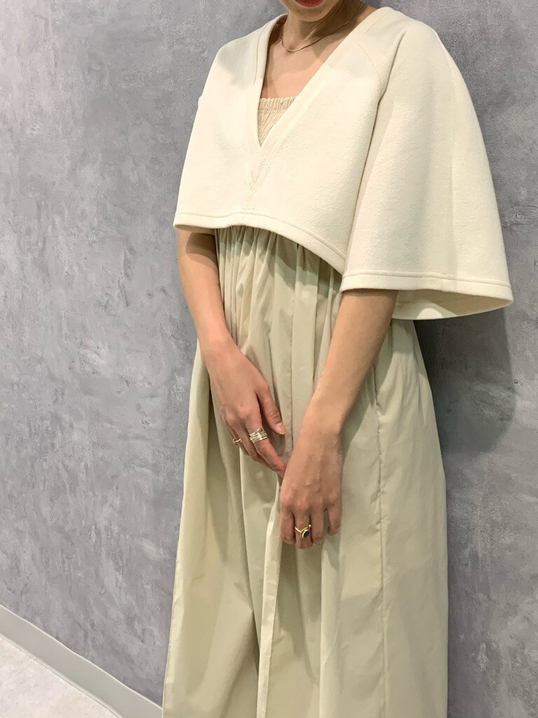 イエロー系のかごバッグを着用したレディースの春コーディネートの5枚目の写真