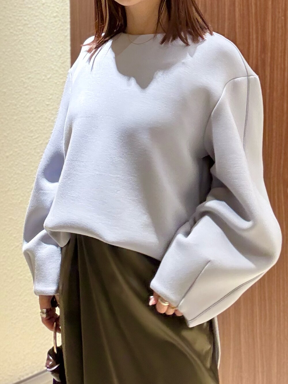 ブルー系のTシャツ/カットソー、ブラウン系のスカート、ブラウン系のブーツを着用したレディースの冬コーディネートの7枚目の写真