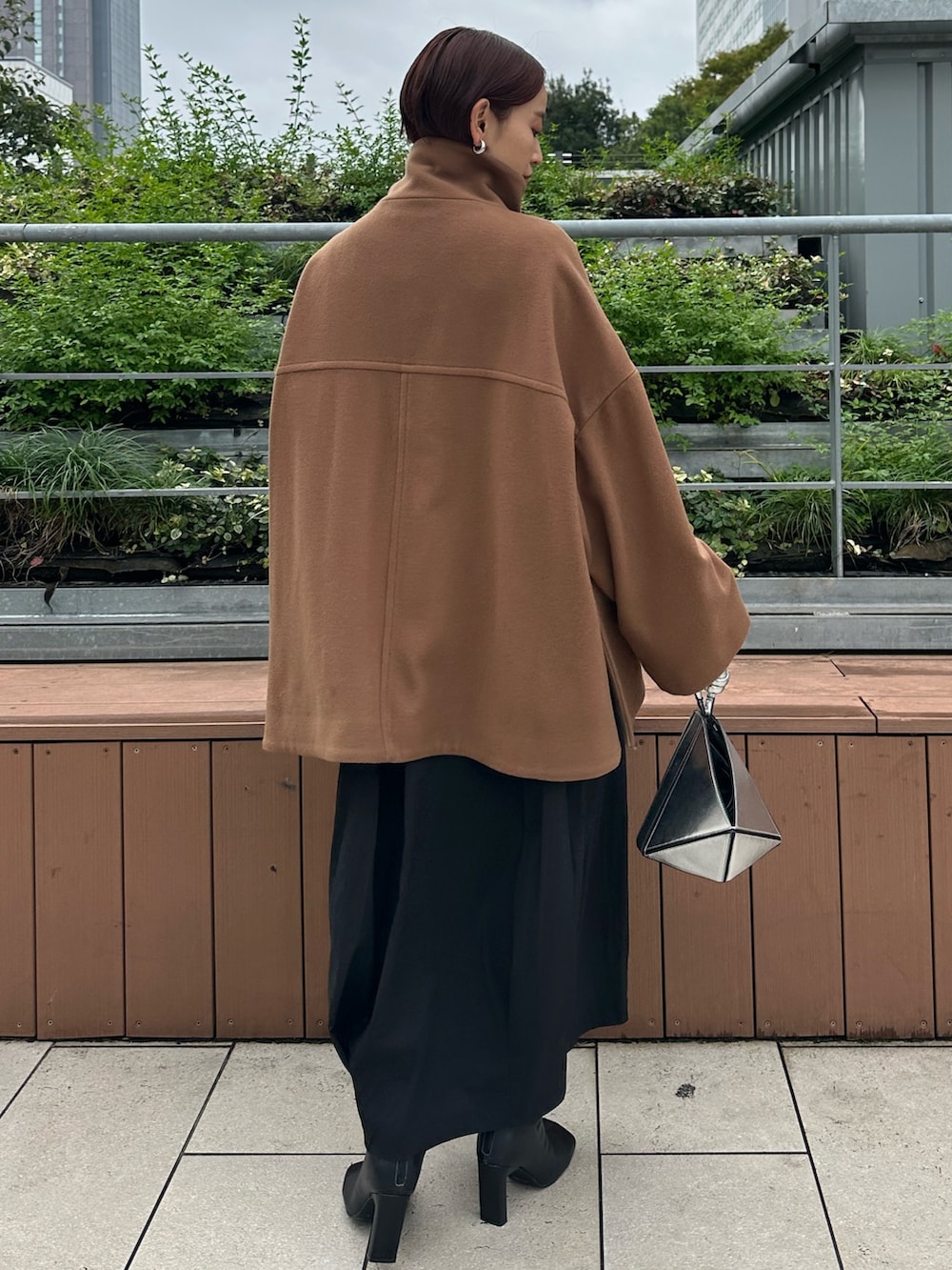 イエロー系のその他アウター、グレー系のワンピース、シルバー系のハンドバッグを着用したレディースの秋コーディネートの3枚目の写真