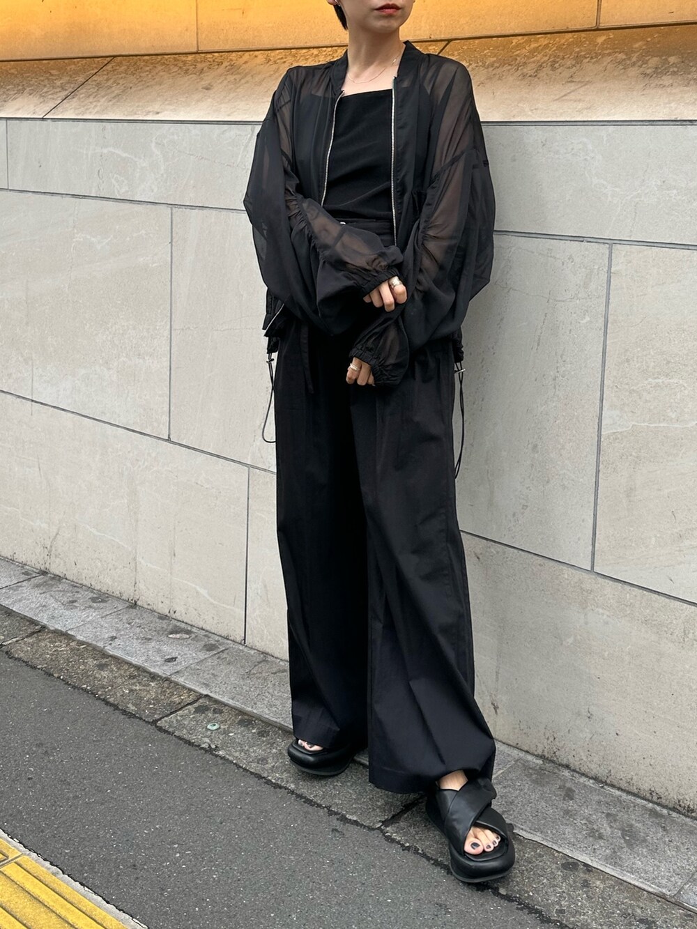 「エレンディーク、パンツスタイル、パンツコーデ、ELENDEEK、ブラック、ブラックコーデ、黒コーデ、オールブラック、シアー、シアートップス、シアーシャツ、シア―ブルゾン、カップ付きキャミソール、厚底サンダル、ワイドパンツ」｜「ELENDEEKのベルトセットタックワイドパンツ（その他パンツ、ブラック系）」を使った、azusaさん（レディース・153cm）の夏コーディネートの4枚目の写真