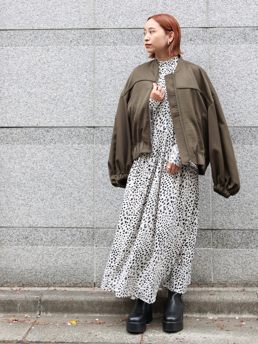 グリーン系のブルゾン、その他のワンピース、ブラック系のブーツを着用したレディースの春コーディネートの3枚目の写真