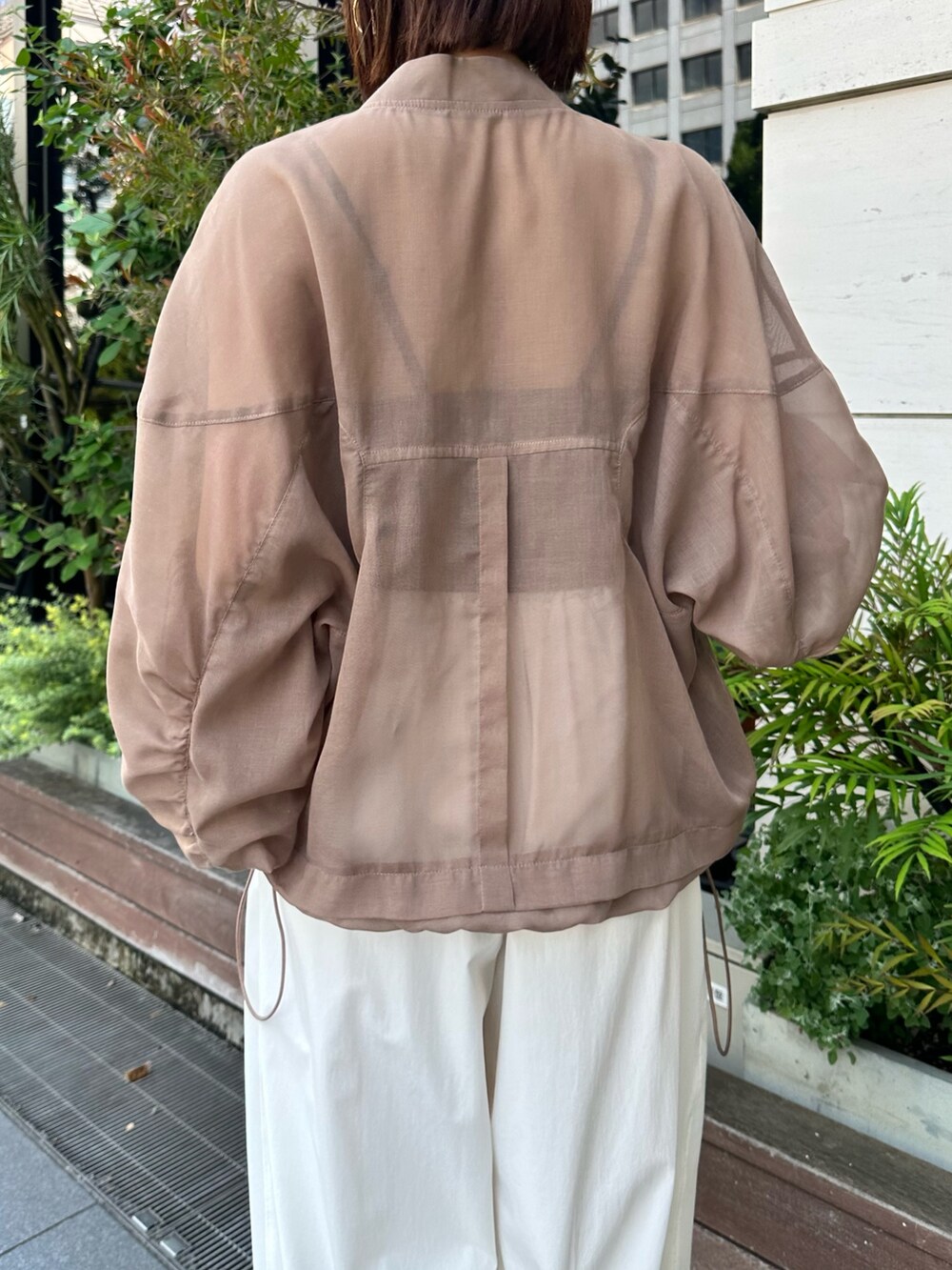 ホワイト系のサンダル、ホワイト系のその他パンツ、ベージュ系のブルゾンを着用したレディースの春コーディネートの6枚目の写真