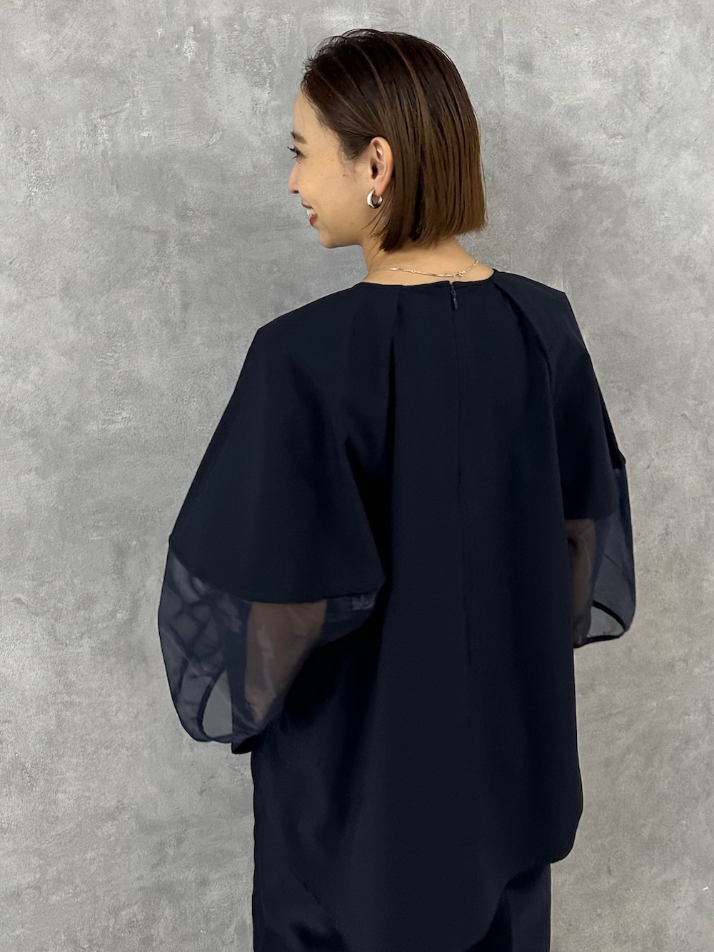 ブラック系のパンプス、ブルー系のシャツ/ブラウス、ブルー系のその他パンツを着用したレディースの春コーディネートの7枚目の写真