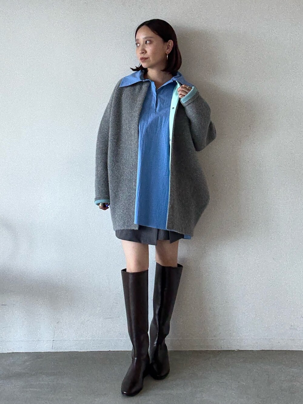 グレー系のカーディガン/ボレロ、グレー系のその他パンツ、ブラック系のブーツを着用したレディースの夏コーディネートの2枚目の写真