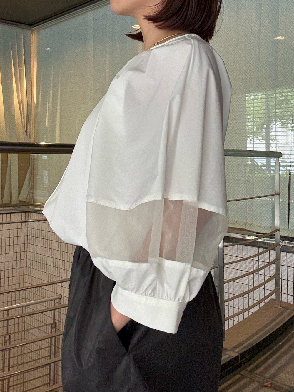 ホワイト系のシャツ/ブラウス、ブラック系のその他パンツ、シルバー系のサンダルを着用したレディースの夏コーディネートの8枚目の写真