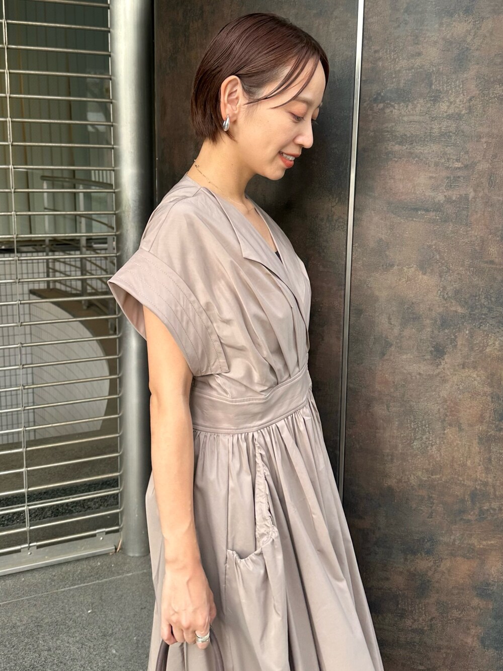 「ELENDEEK、エレンディーク、ワンピース、ワンピーススタイル、春コーデ、春夏コーデ、夏コーデ、ベージュ、ベージュコーデ、シャツワンピース、低身長、低身長コーデ」｜「ELENDEEKのチャームボストンバッグ（ボストンバッグ、ブラウン系）」を使った、azusaさん（レディース・153cm）の春コーディネートの6枚目の写真