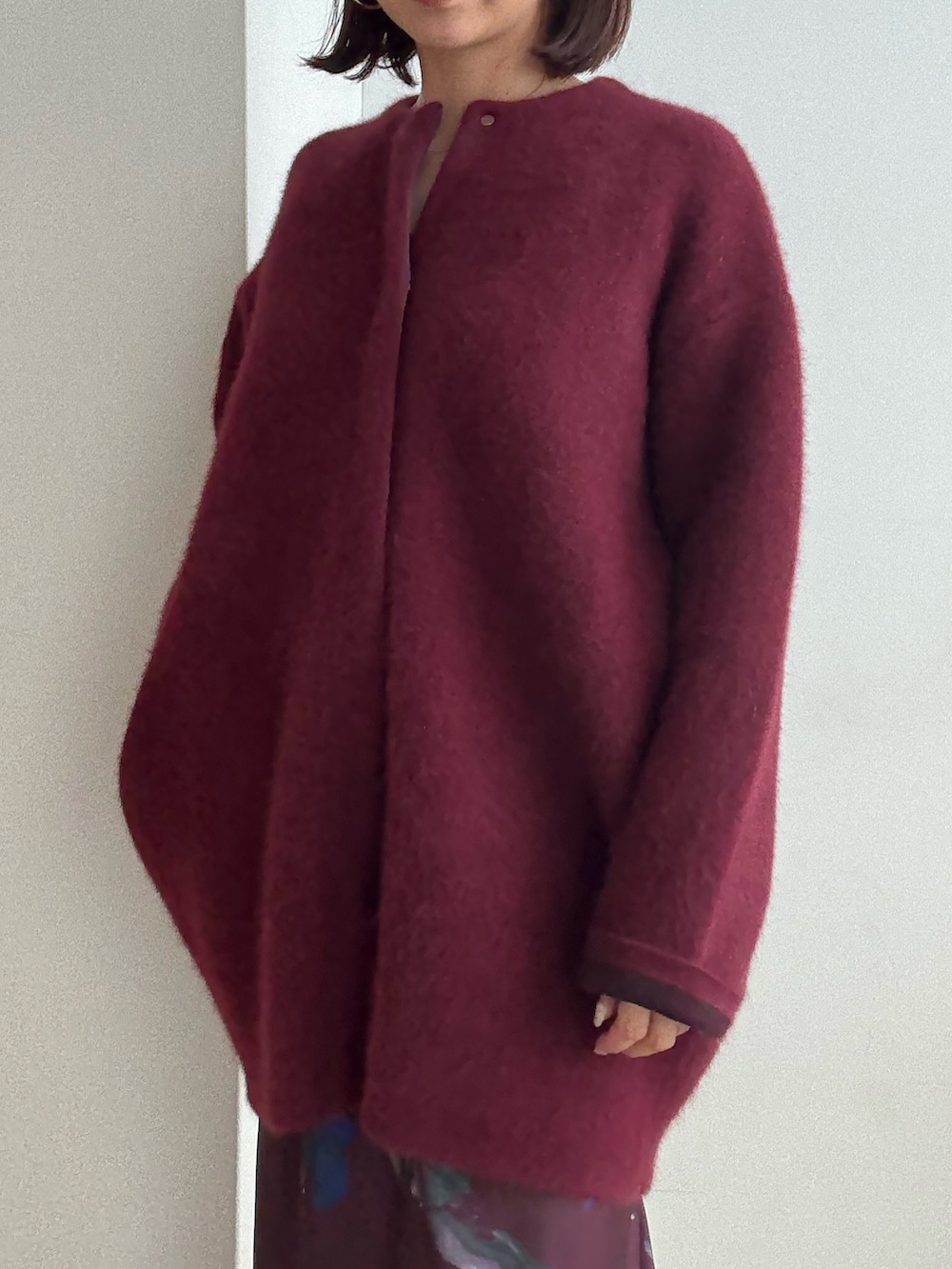 レッド系のスカート、レッド系のカーディガン/ボレロ、ブラック系のブーツを着用したレディースの夏コーディネートの5枚目の写真