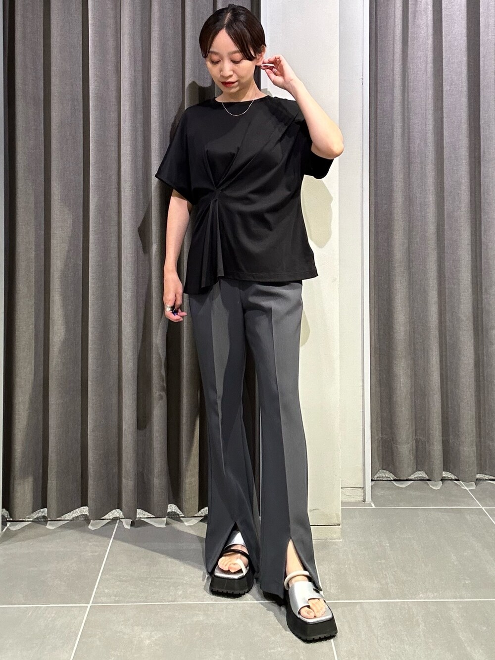 ブラック系のTシャツ/カットソー、グレー系のその他パンツ、その他のサンダルを着用したレディースの夏コーディネートの5枚目の写真