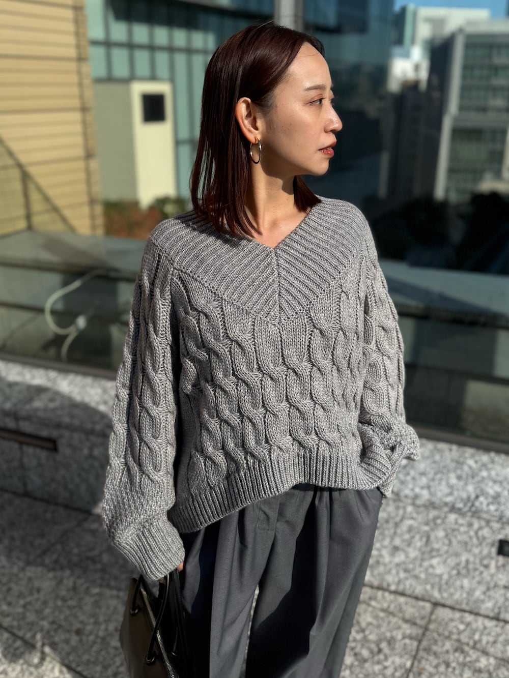 グレー系のその他パンツ、グレー系のニット/セーター、ブラック系のローファーを着用したレディースの冬コーディネートの4枚目の写真