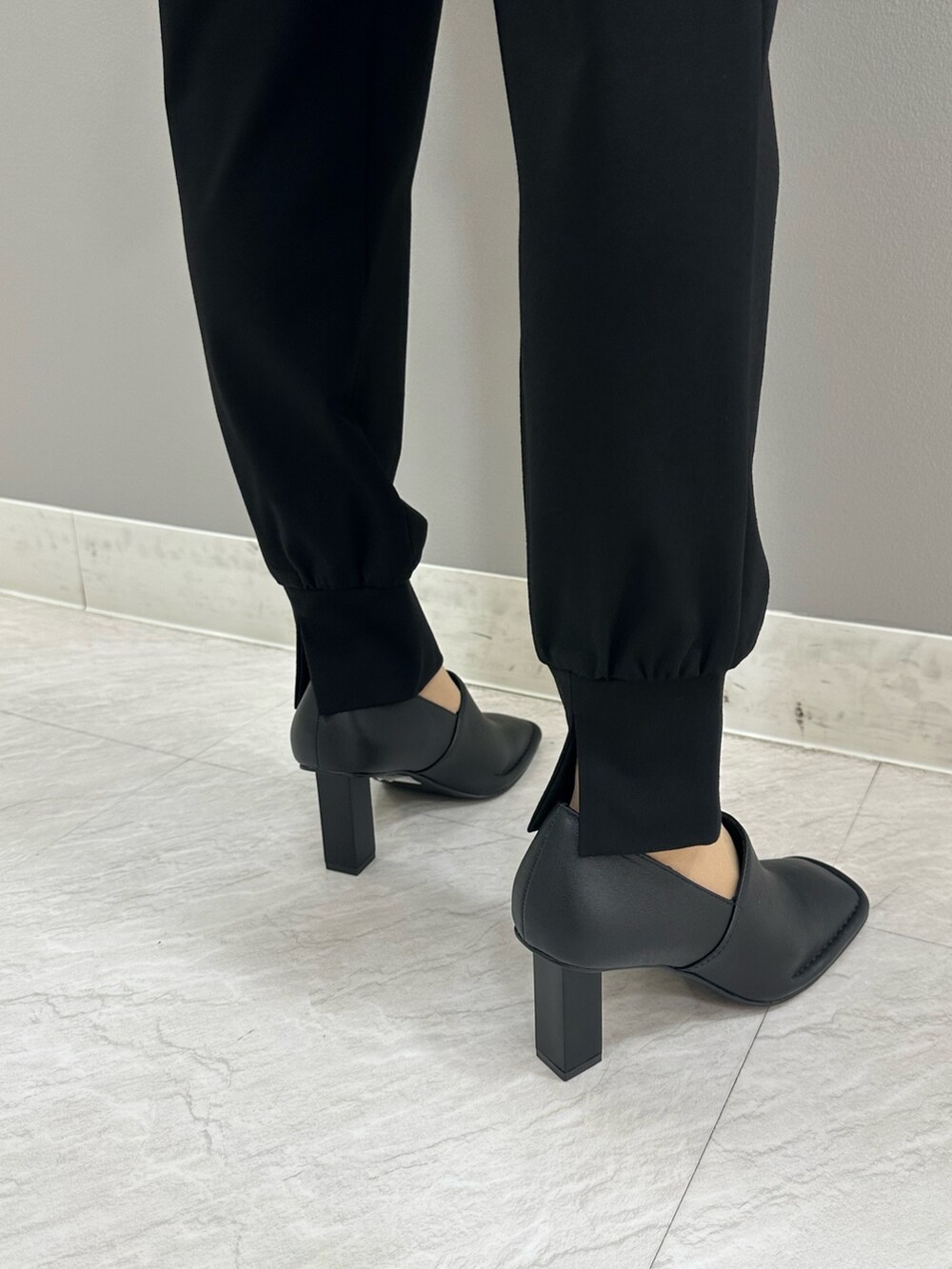 グリーン系のシャツ/ブラウス、ブラック系のスラックス、ブラック系のパンプスを着用したレディースの夏コーディネートの8枚目の写真