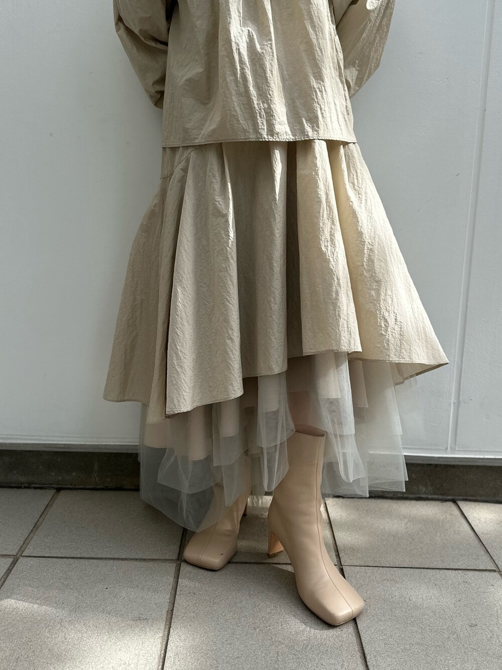 ベージュ系のブーツ、ベージュ系のスカート、ベージュ系のシャツ/ブラウスを着用したレディースの秋コーディネートの7枚目の写真