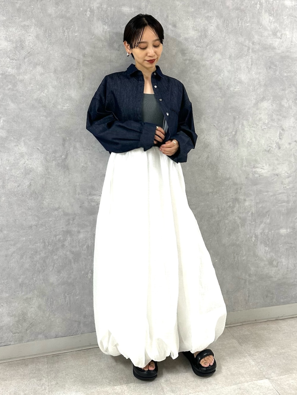 ブルー系のシャツ/ブラウス、グレー系のワンピースを着用したレディースの夏コーディネートの2枚目の写真