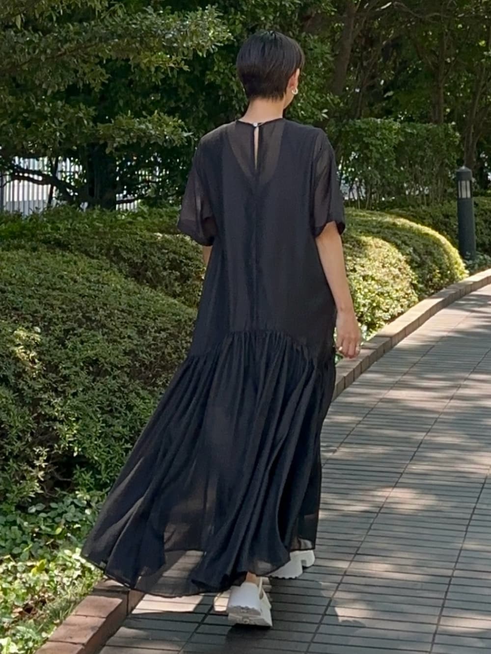 「ELENDEEK、エレンディーク、ワンピース、ロングワンピース、シアー、黒ワンピ、着回しコーデ」｜「ELENDEEKのシアーレイヤードカットワンピース（ワンピース、ブラック系）」を使った、azusaさん（レディース・153cm）の夏コーディネートの5枚目の写真