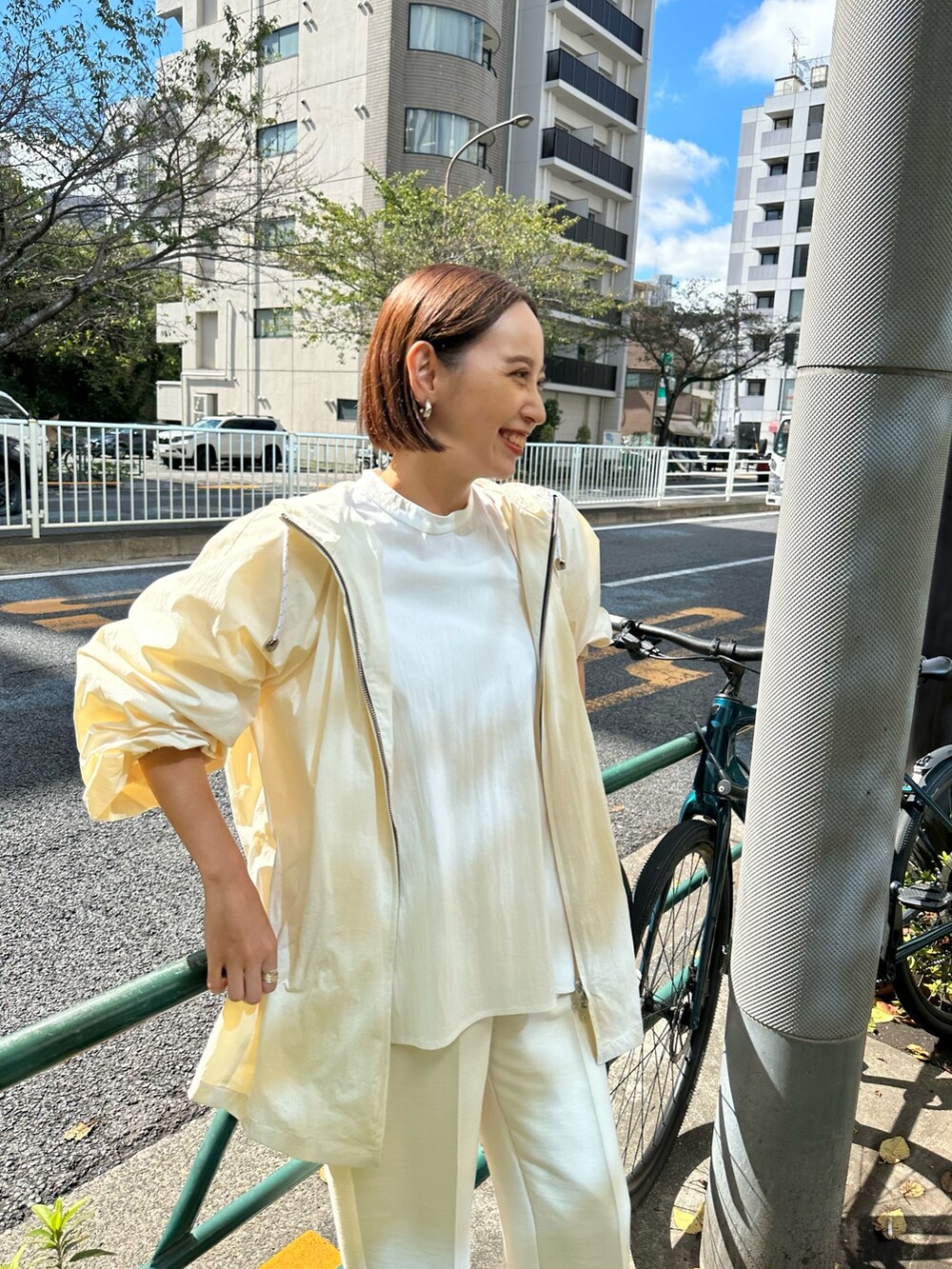 ゴールド系のパンプス、ホワイト系のその他パンツ、ホワイト系のシャツ/ブラウスを着用したレディースの冬コーディネートの6枚目の写真