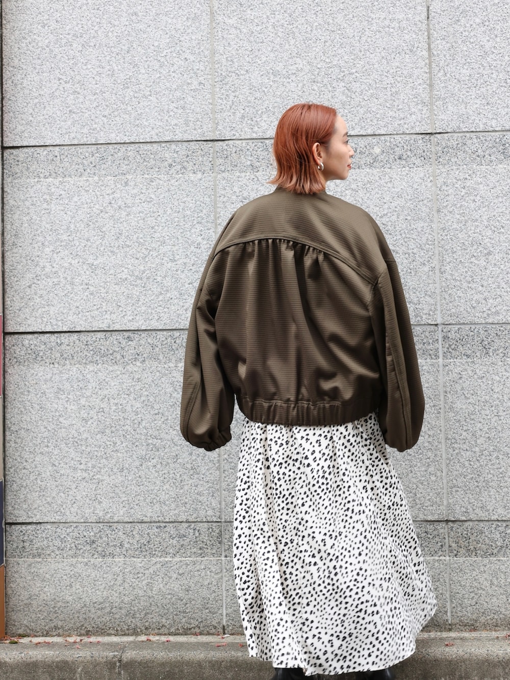 グリーン系のブルゾン、その他のワンピース、ブラック系のブーツを着用したレディースの春コーディネートの5枚目の写真