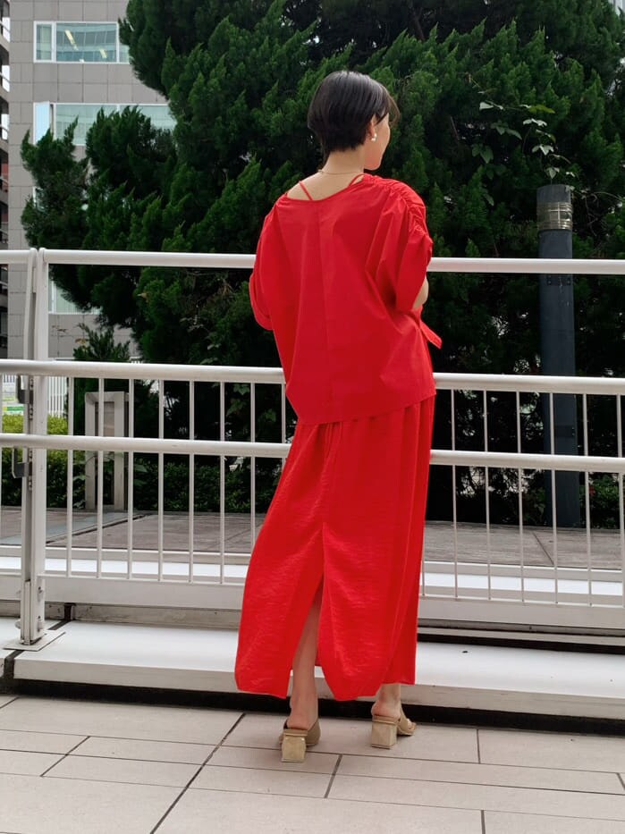 ベージュ系のサンダル、ホワイト系のハンドバッグを着用したレディースの夏コーディネートの4枚目の写真