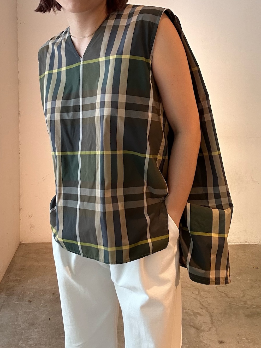 その他のシャツ/ブラウス、ホワイト系のスラックス、その他のサンダルを着用したレディースの夏コーディネートの3枚目の写真