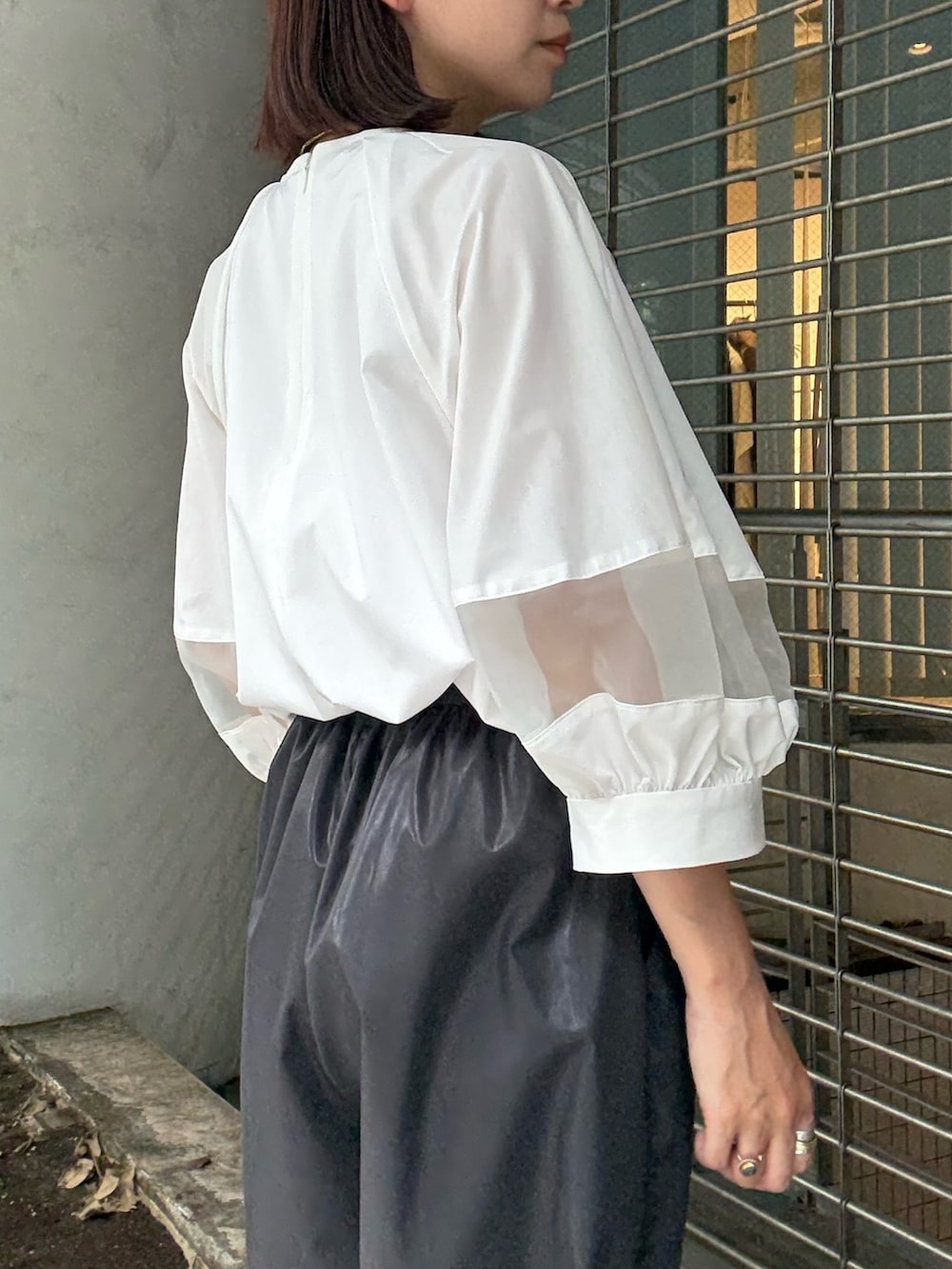 ホワイト系のシャツ/ブラウス、ブラック系のその他パンツ、シルバー系のサンダルを着用したレディースの夏コーディネートの9枚目の写真