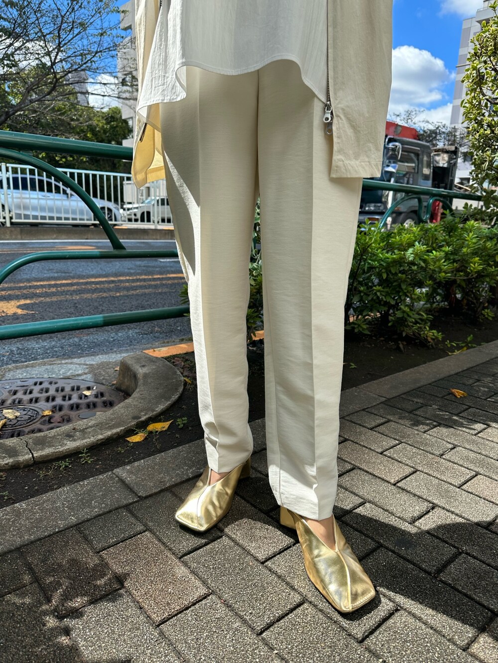 ゴールド系のパンプス、ホワイト系のその他パンツ、ホワイト系のシャツ/ブラウスを着用したレディースの冬コーディネートの8枚目の写真