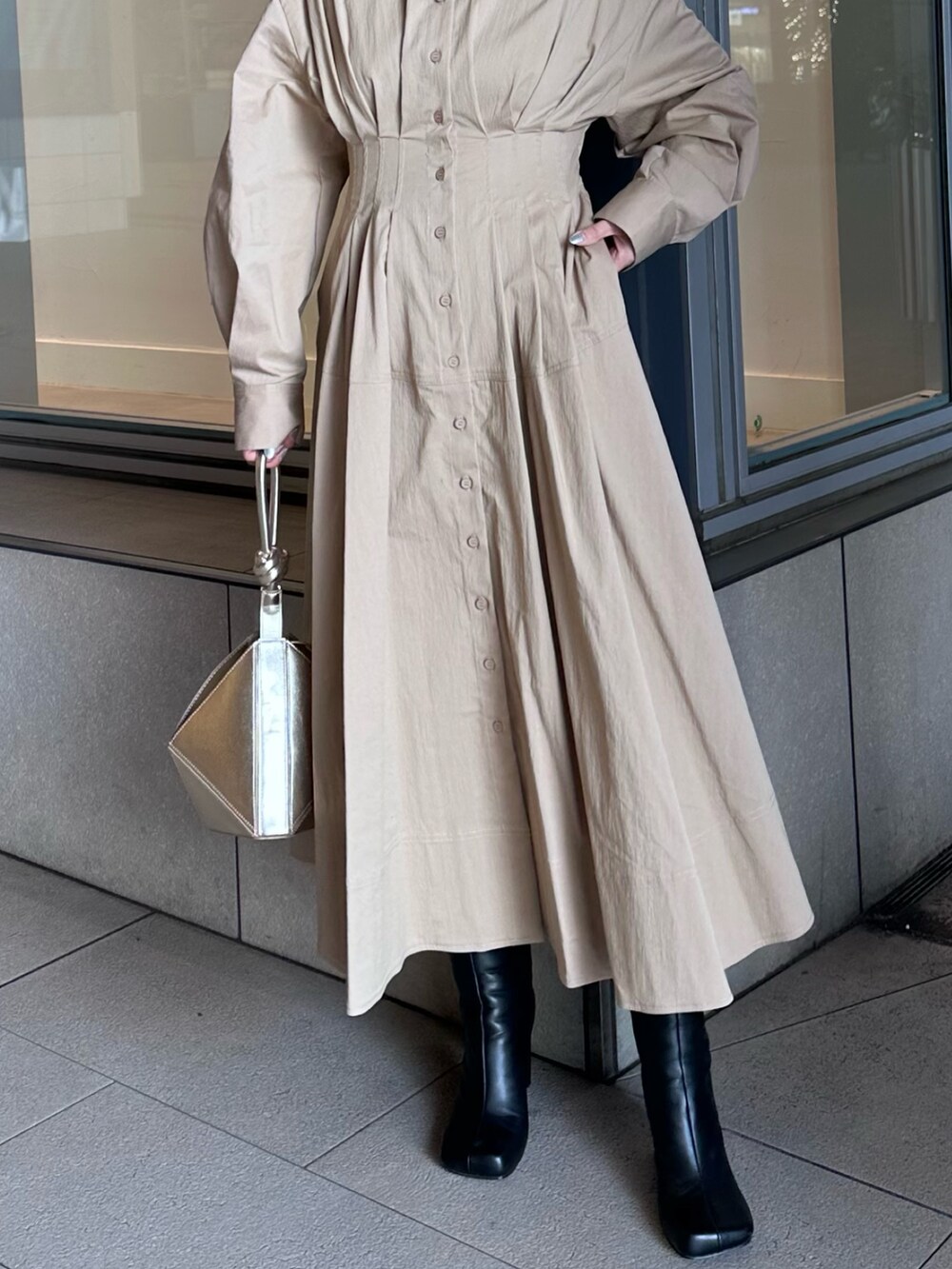 「ELENDEEK、エレンディーク、ワンピース、ワンピーススタイル、ワンピースコーデ、女子会、冬服、春服、オトナ女子、きれいめコーディネート、大人かわいい、お出かけコーデ」｜「ELENDEEKのウエストタックドフォルムワンピース（ワンピース、ベージュ系）」を使った、azusaさん（レディース・153cm）の冬コーディネートの6枚目の写真