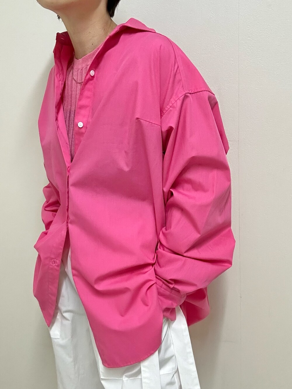 シルバー系のパンプス、ホワイト系のその他パンツ、ピンク系のシャツ/ブラウスを着用したレディースの春コーディネートの7枚目の写真