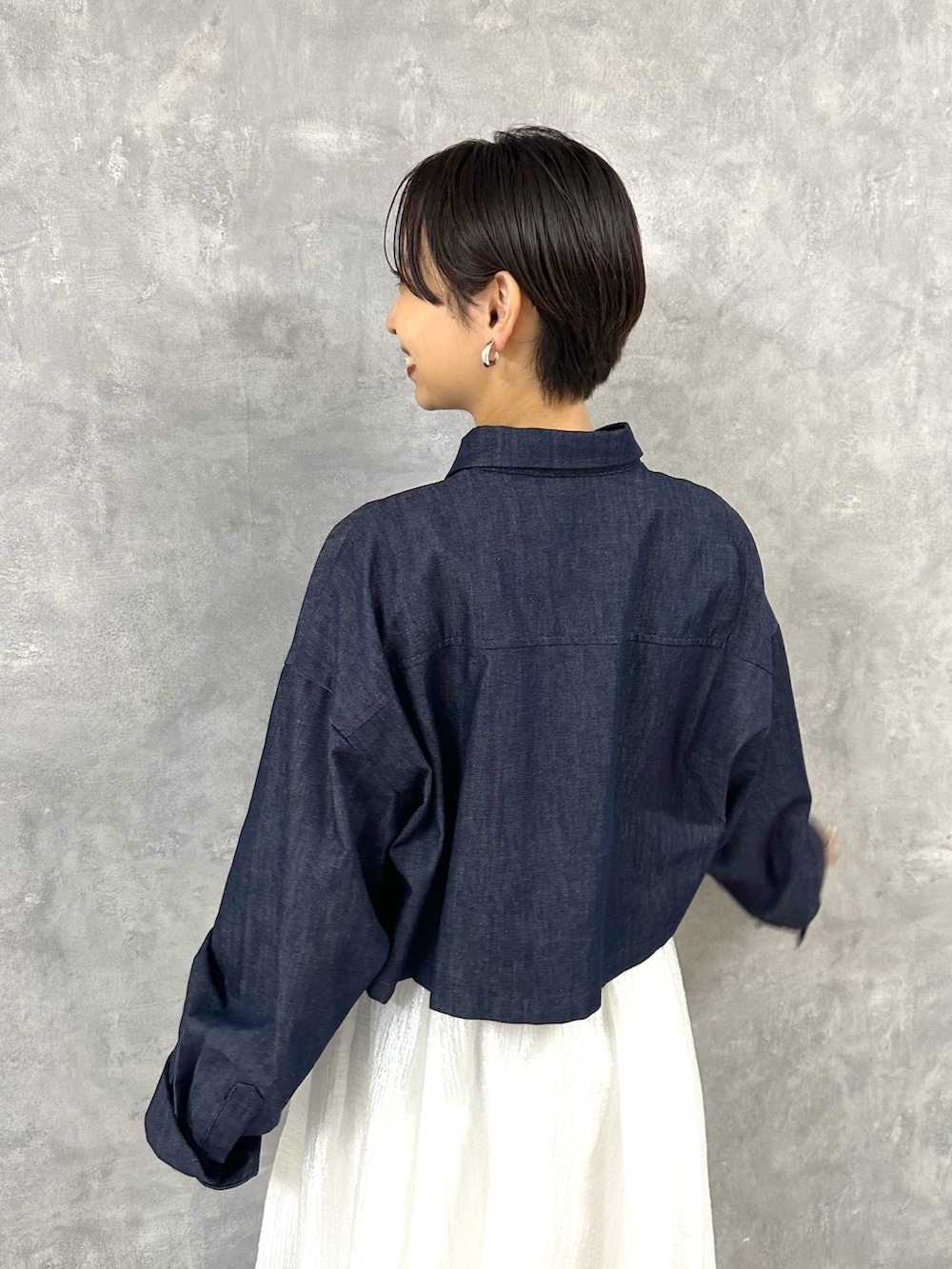 ブルー系のシャツ/ブラウス、グレー系のワンピースを着用したレディースの夏コーディネートの8枚目の写真