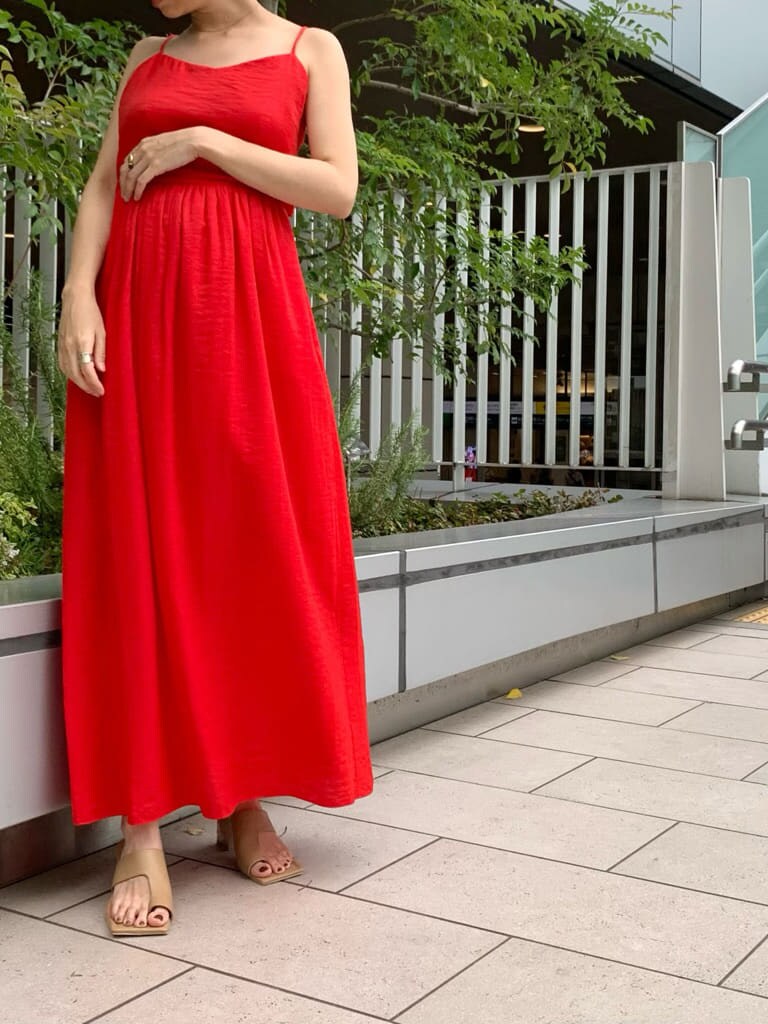 ベージュ系のサンダル、ホワイト系のハンドバッグを着用したレディースの夏コーディネートの9枚目の写真