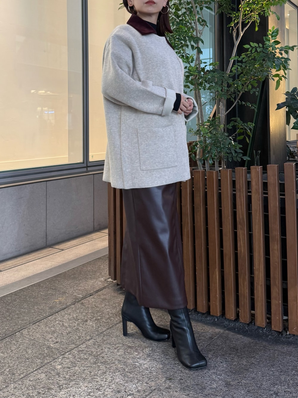 ブラウン系のスカート、ベージュ系のブルゾンを着用したレディースの秋コーディネートの3枚目の写真