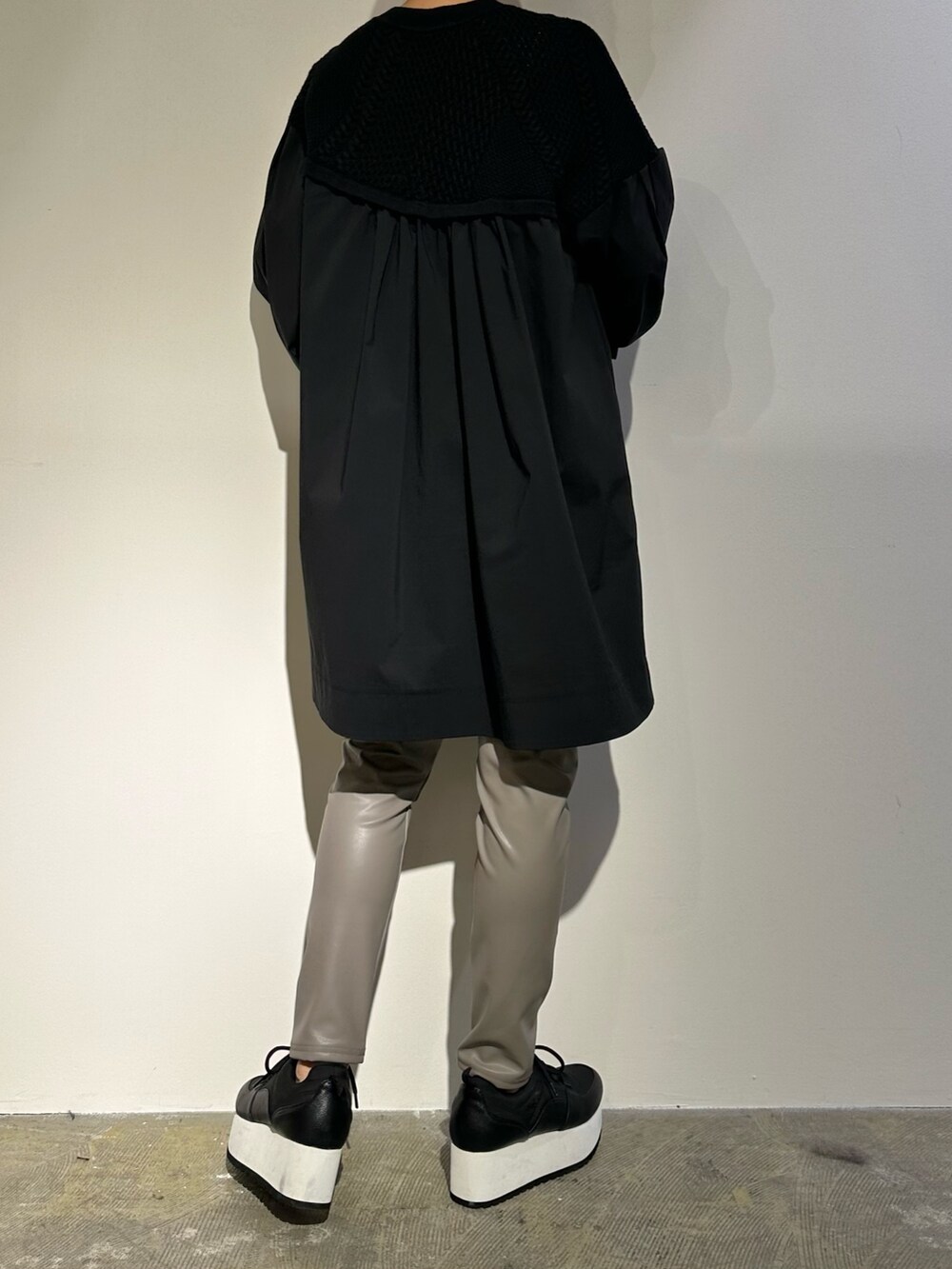 ブラック系のシャツ/ブラウス、ブラック系のスニーカー、グレー系のその他パンツを着用したレディースの夏コーディネートの5枚目の写真