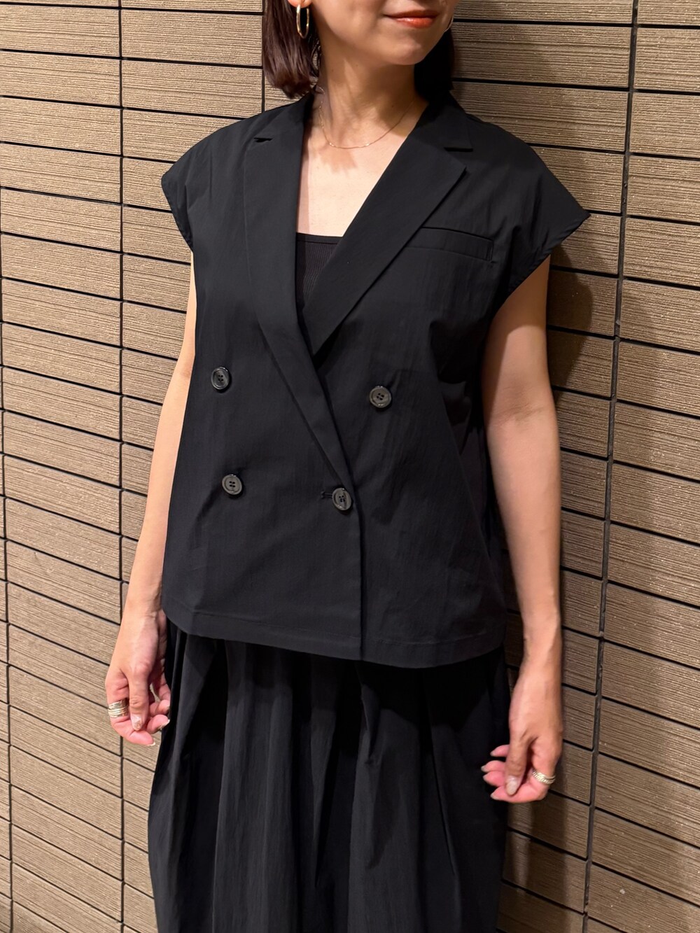 ブラック系のシャツ/ブラウス、ブラック系のスカート、ブラック系のサンダルを着用したレディースの夏コーディネートの8枚目の写真