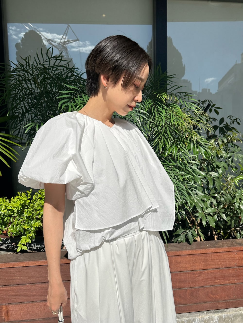 ホワイト系のシャツ/ブラウス、ホワイト系のその他パンツ、ホワイト系のハンドバッグを着用したレディースの春コーディネートの4枚目の写真