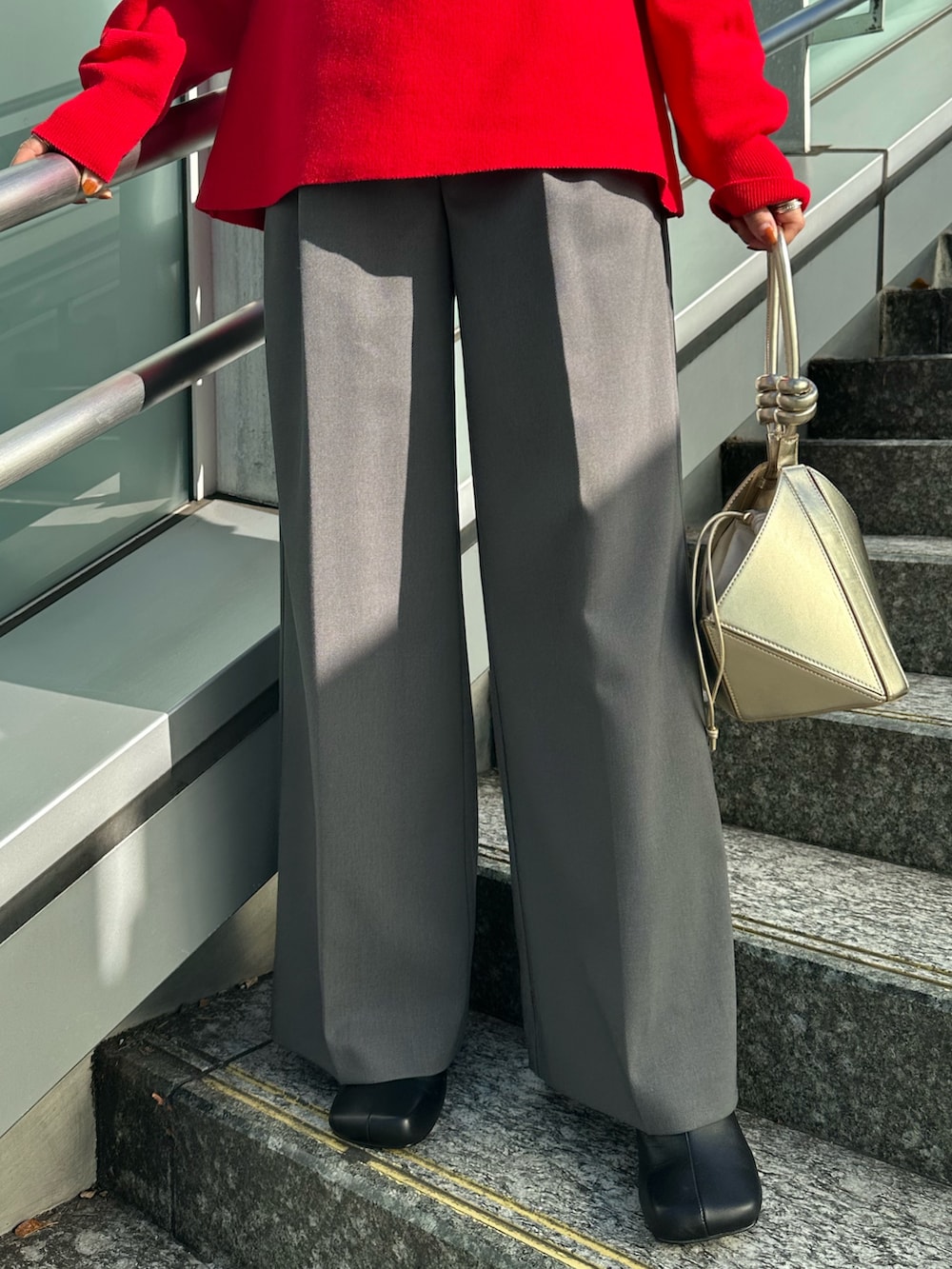 ブラック系のブーツ、グレー系のノーカラージャケット、レッド系のニット/セーターを着用したレディースの冬コーディネートの4枚目の写真